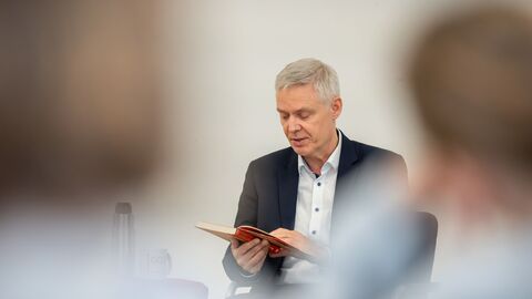 Bildungsstaatssekretär Dr. Manuel Lösel liest für Kinder der Gönser-Grund-Schule