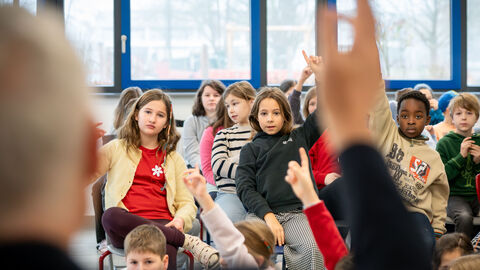 Bildungsstaatssekretär Dr. Manuel Lösel liest für Kinder der Gönser-Grund-Schule