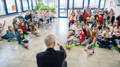 Bildungsstaatssekretär Dr. Manuel Lösel liest für Kinder der Gönser-Grund-Schule