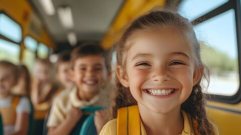 Mädchen sitzt während eines Ausflugs im Bus