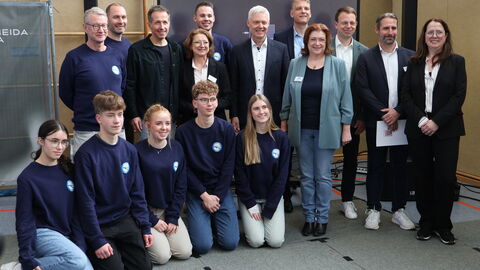 Eine Gruppenbild mit Jugendlichen und einigen Erwachsenen